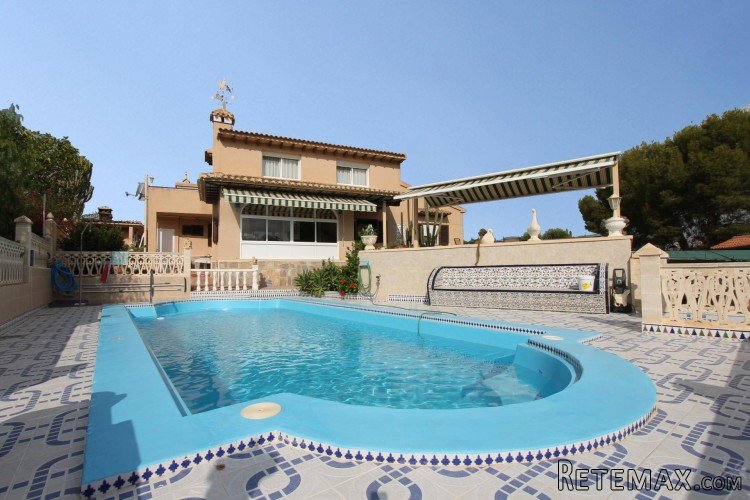 This traditional 5-bedroom villa is located in Las..