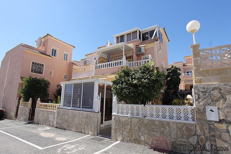 This nice terraced house has an excellent location in a..