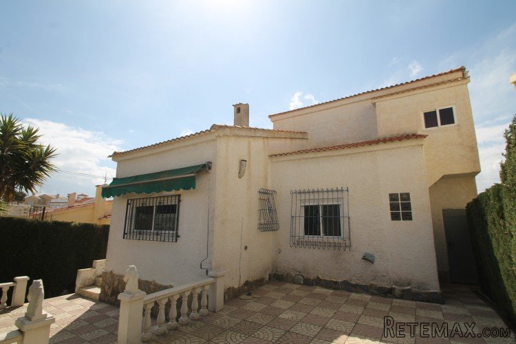 Beautiful villa in a quiet street and with a just 500m walk..