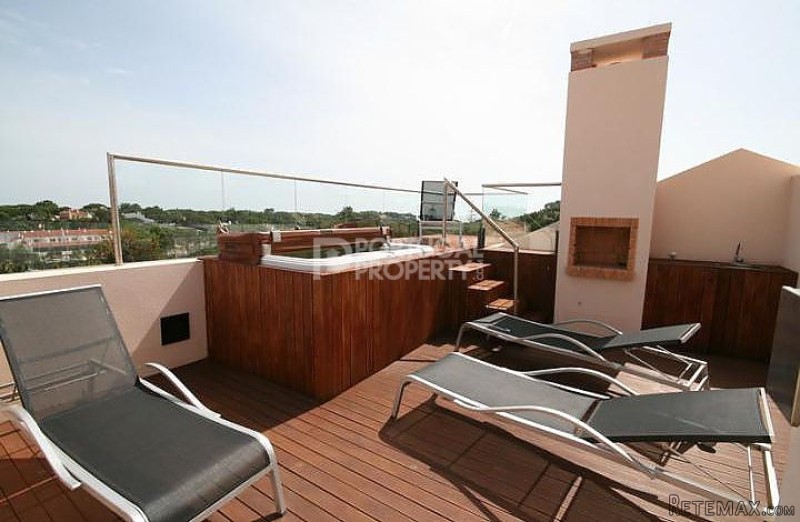Two bedroom apartment with great sea..