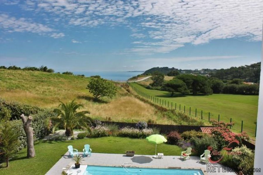 St Jean-de-Luz (64) - Stunning traditional house with a pool...