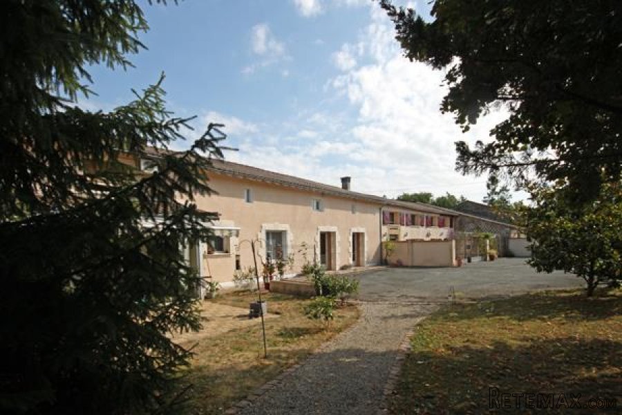 Paizay-le-Tort (79) - Farmhouse and 3 gîtes, swimming pool in 1..