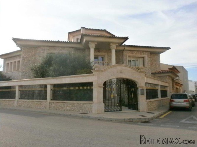 Very Spanish impressive village house in an excellent..