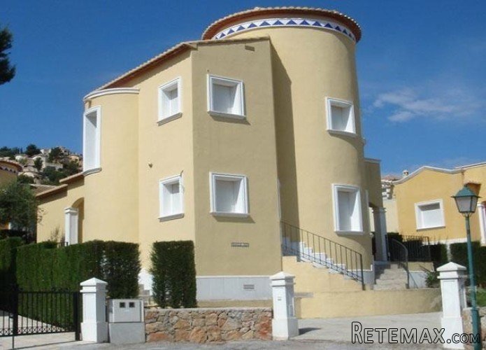 Detached property on two floors amid the peaceful..