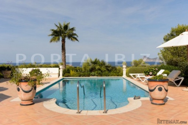 Fabulous property with stunning sea..