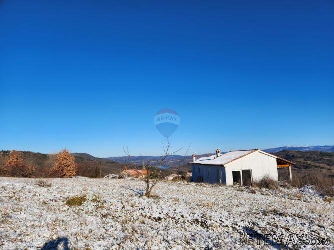 Istra, Karojba - građevinsko zemljište 1256 m2 - 2