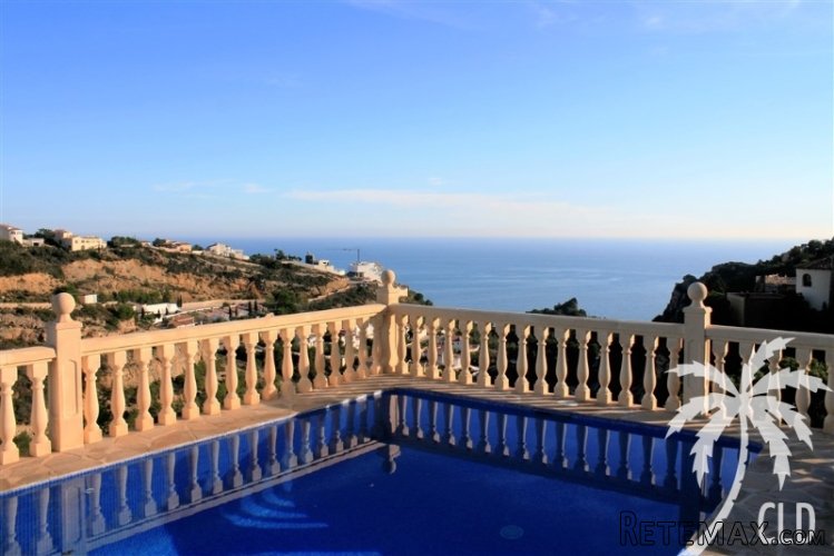 This sea view villa located in Cumbre del Sol has been..