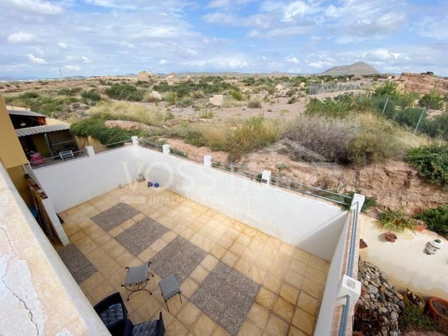 EXCLUSIVE LISTING TO VOSS HOMES - Large, bright & airey.. - 3
