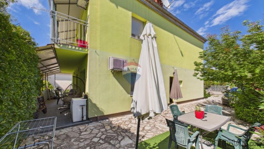 Istra,Pula-samostojeća kuća s 3 stana i okućnicom - 3