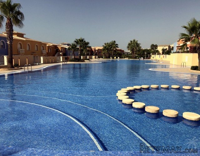 This 2 bedroom apartment offers a covered terrace and..