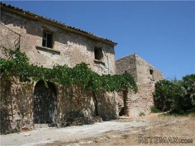 Country house located in the Port of Pollensa at the foot..