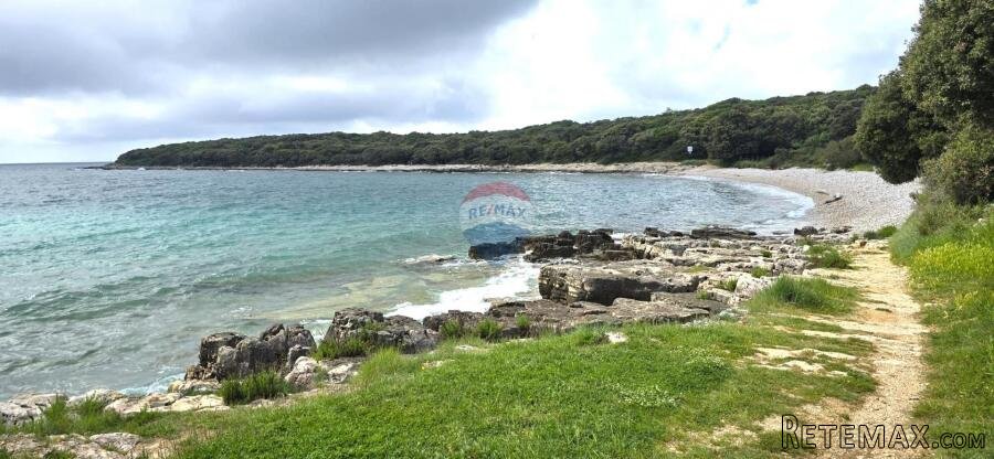 Rovinj, kuća na 10 000 m2 terena 100 m od uređene plaže