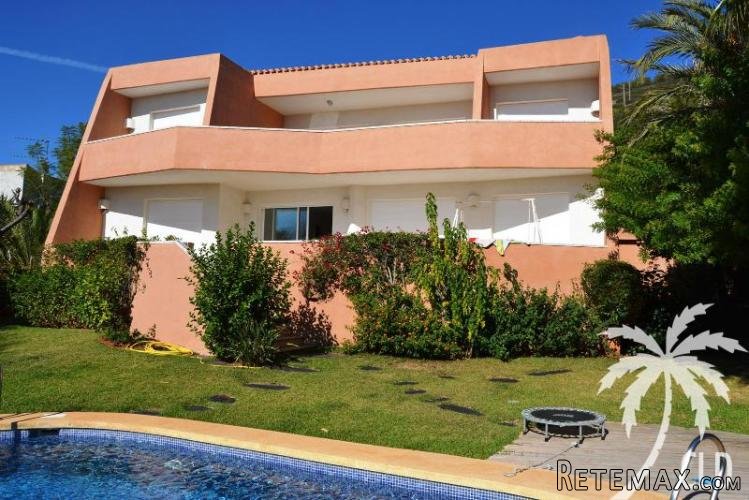Spectacular villa with gorgeous panoramic views of the sea..