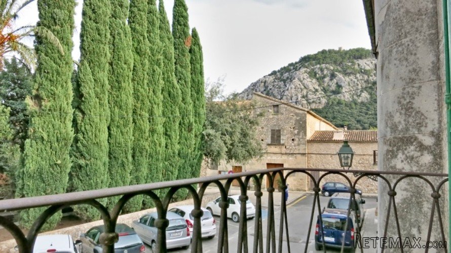 The current owners, also architects have renovated this..