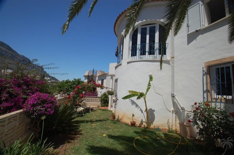 This detached villa was built in 1991, on 2 levels, and is..
