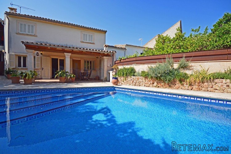 Excellent large townhouse in the heart of Campanet village..