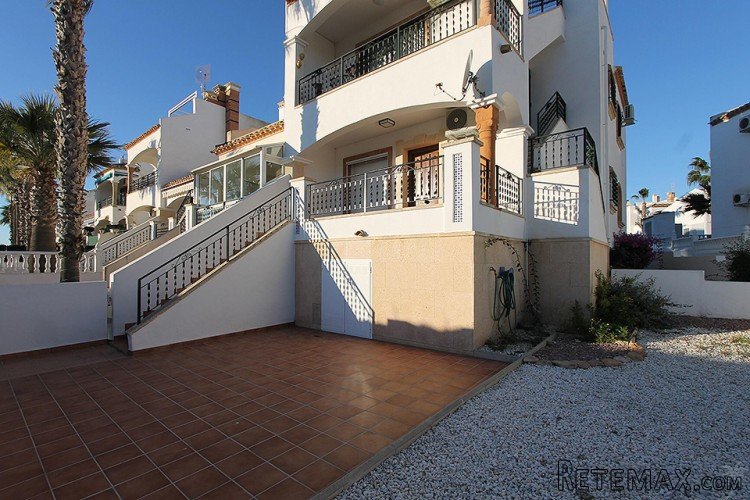 This nice bungalow is located in the beautiful Villamartin...