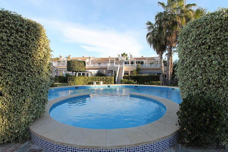 You will find this nice apartment in Playa Flamenca within..