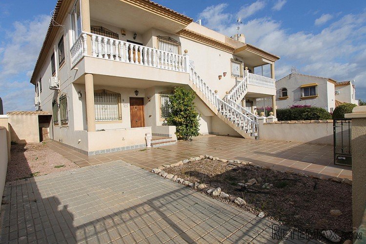 This cozy ground floor apartment is located in the quiet La..