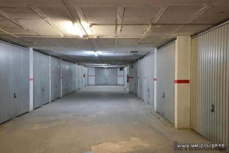 ROSES: Spacious garage 400m from the..