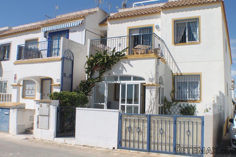 This beautiful apartment in a quiet area of ​​Torrevieja has..