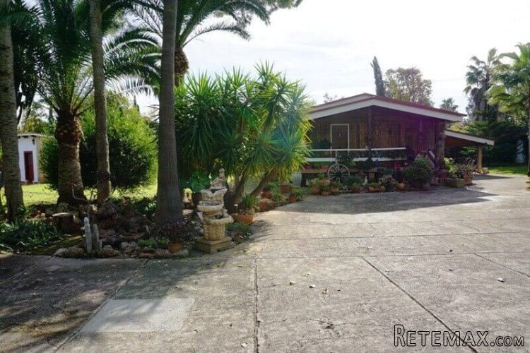 Hidden away between the beautiful plants and trees, this..