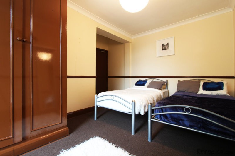 Twin with 2 single bed near Stratford..