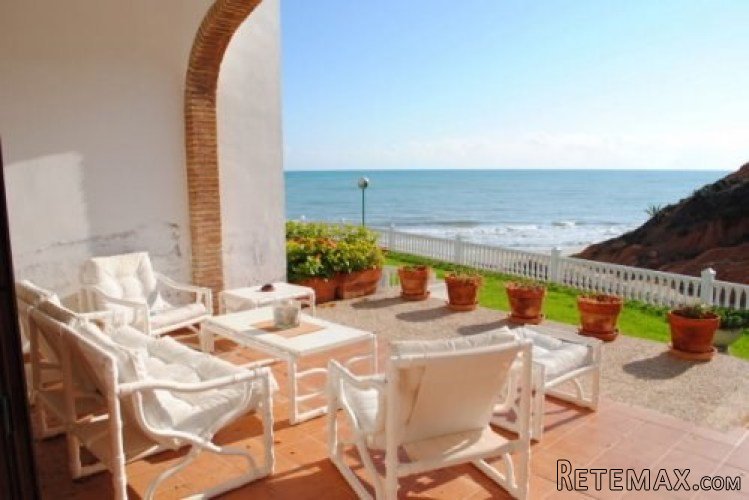 Bonita casa adosada en primera línea de playa en..