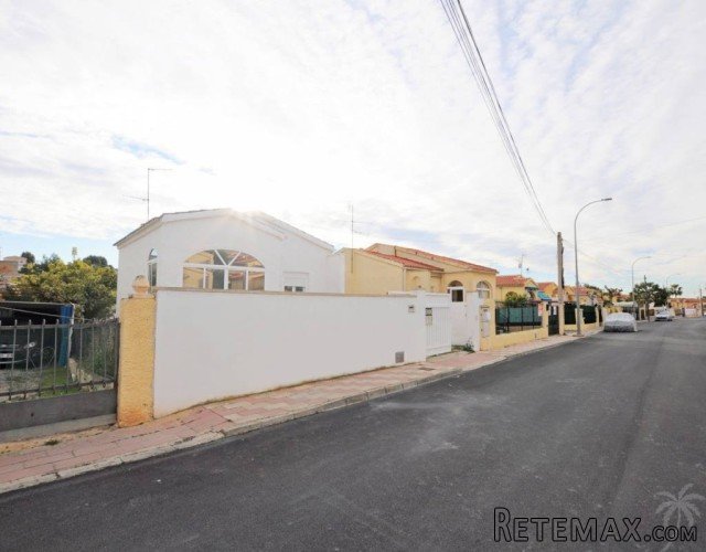This nice villa is situated in a quiet area of ​​the urb..