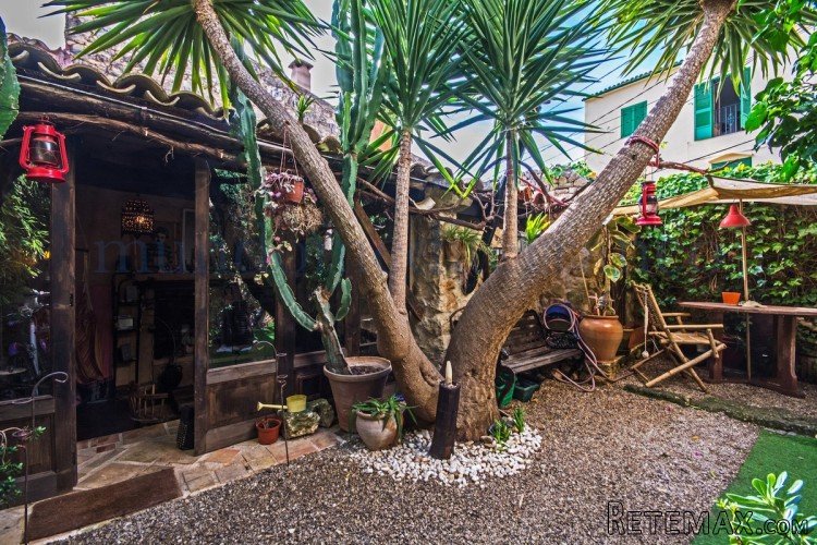 A unique old townhouse full of charm and character which..