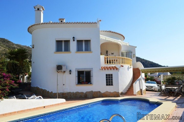 Modern, detached south facing villa with fabulous views..