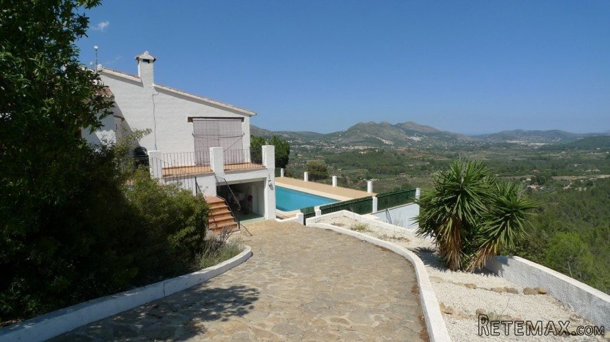 Well located finca within a short distance from the..