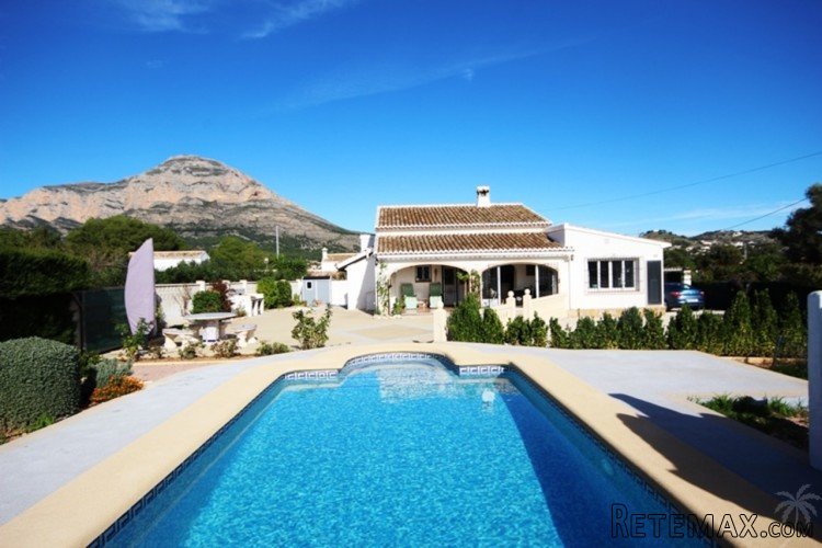 An excellent priced 3 bedroom villa located on a flat..