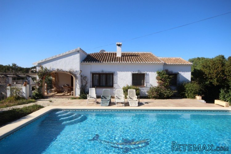 Charming Villa built on one level offering 3 double..