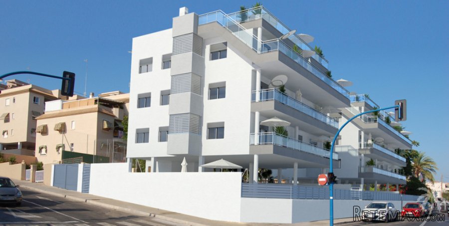 This apartment, with amazing sea views, is located just 100..