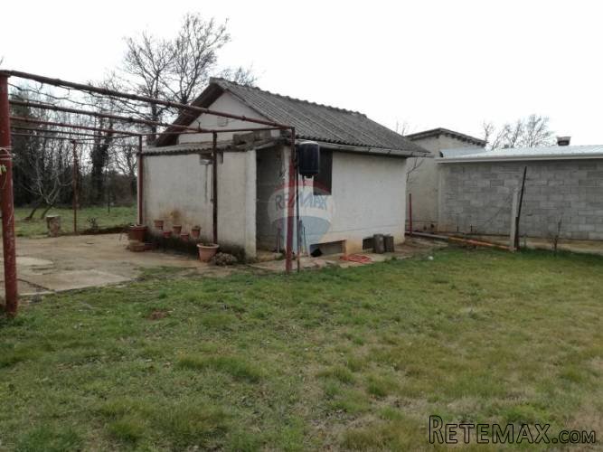 Istra,Pula,okolica - zemljište s vikendicom