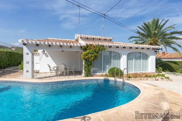 Very private 3 bedroom villa on one level on a flat plot in..