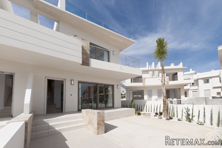 Modern design townhouse on the suburbs of Quesada. There..