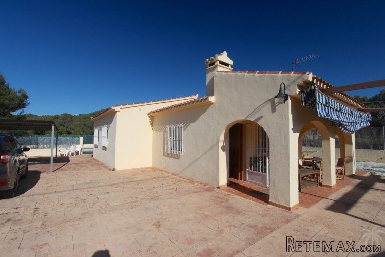 South facing villa for sale with 3 bedrooms on a large flat..