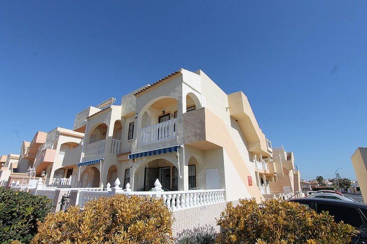 This cozy apartment is located in sunny La Florida in the..
