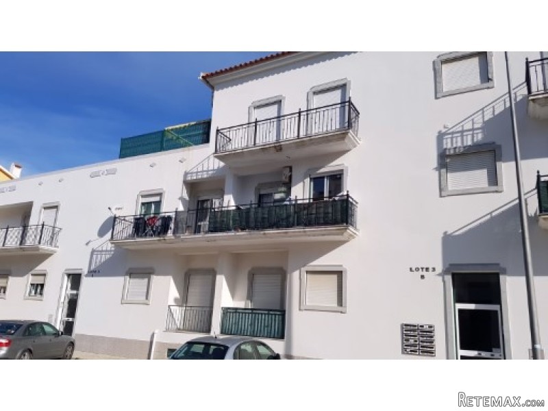 3 Bed Apartment With 2 Beds And Garage..