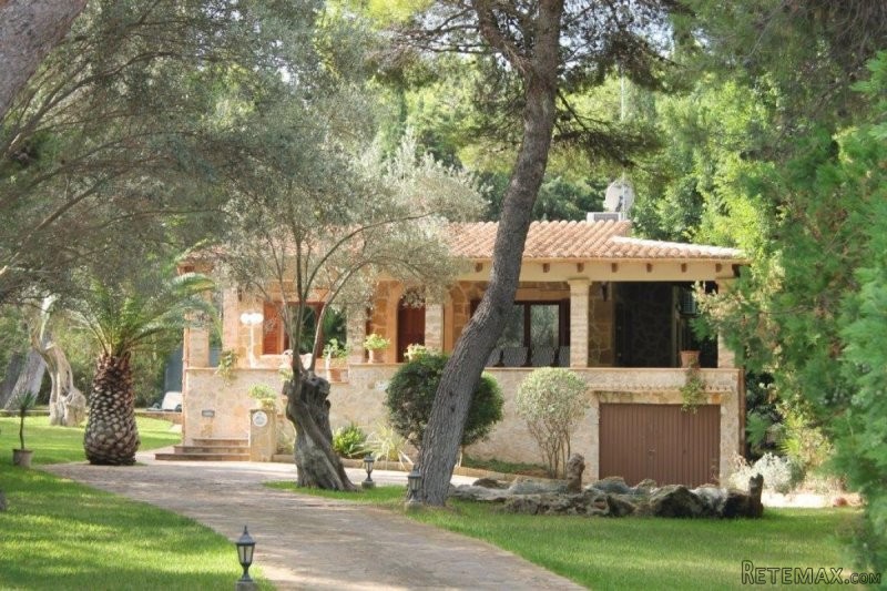 Beautiful stone villa next to the sea