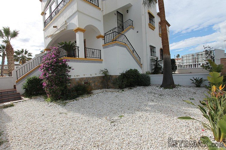This cosy ground floor apartment is located in Los Dolses...