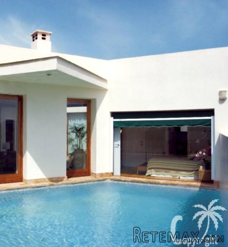 This modern and bright villa was built in 2001 on a flat..