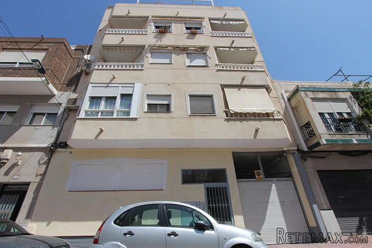 This recently renovated apartment is located just 400..