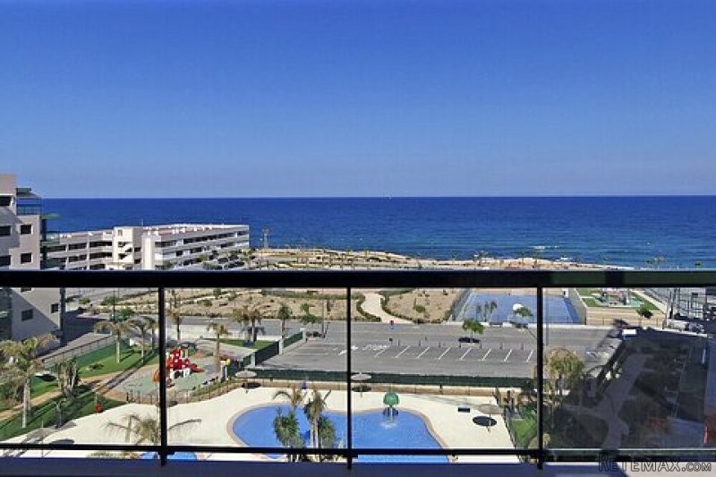 * LARGE FRONTLINE BEACH 4 BED APARTMENT