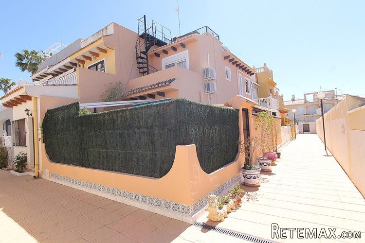 This nice terraced house is located in Las Chismosas in the..
