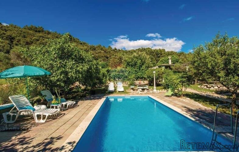 Otok Rab, samostojeća kuća s bazenom na posjedu od 1280 m2 - 2