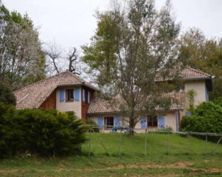 Country house with guest accommodation..