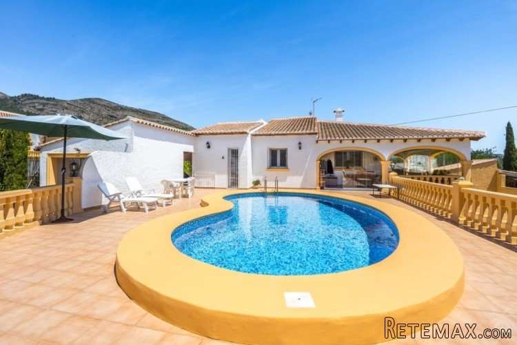Fantastic south-facing villa for sale in Jalón and only..